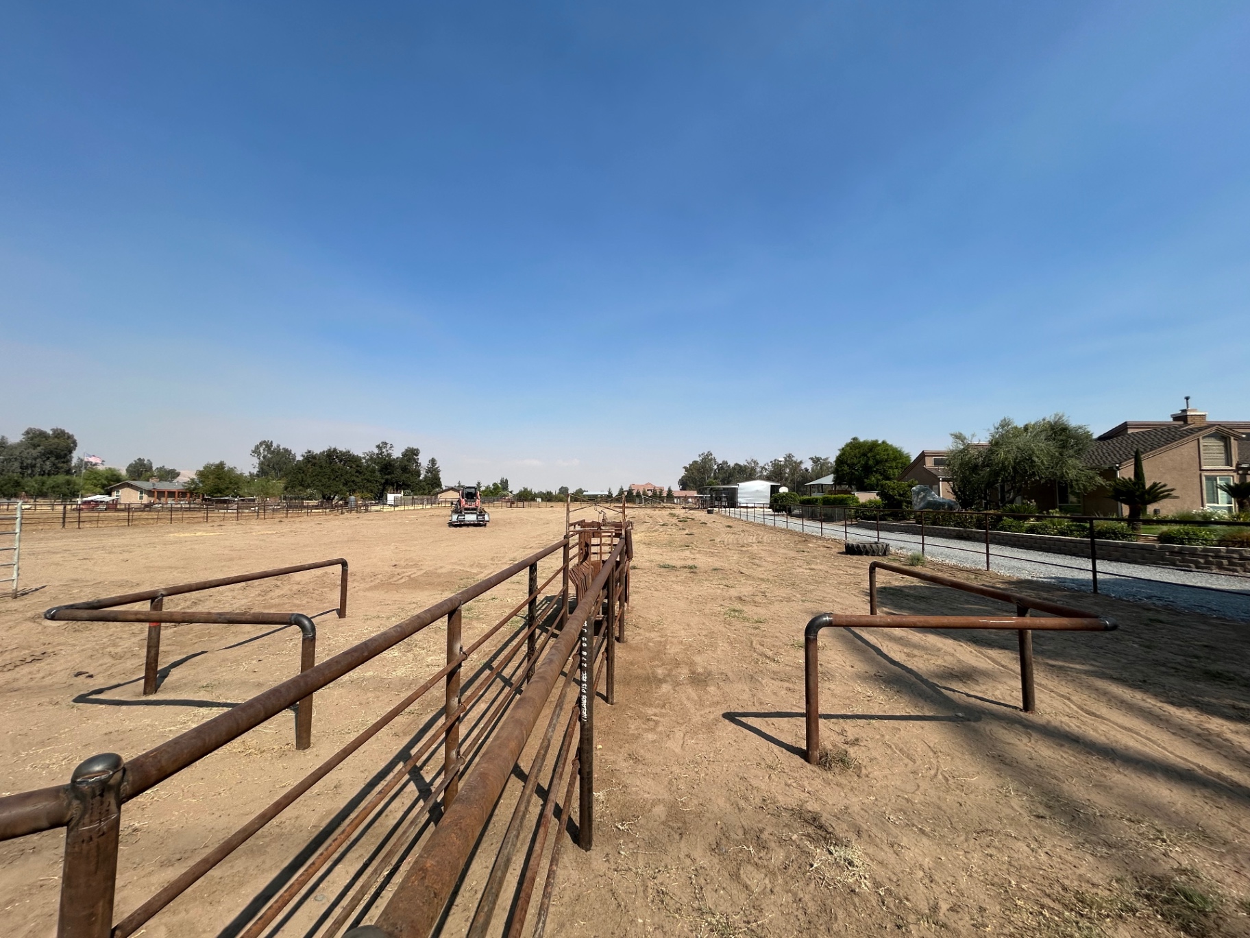 Welded pipe roping arena with return alley and boxes
